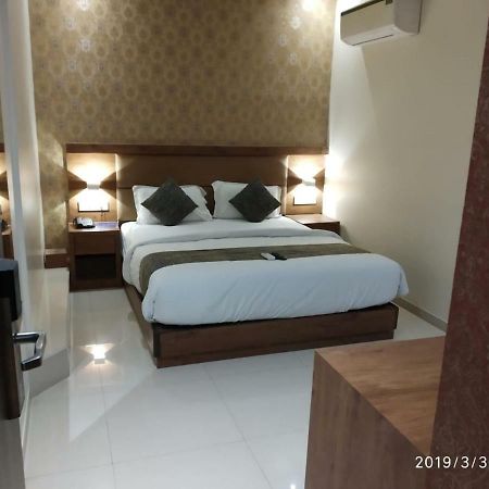 Hotel West Blue By WB Economy, Andheri - W , Mumbai Bagian luar foto