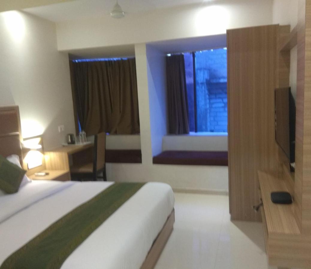 Hotel West Blue By WB Economy, Andheri - W , Mumbai Bagian luar foto