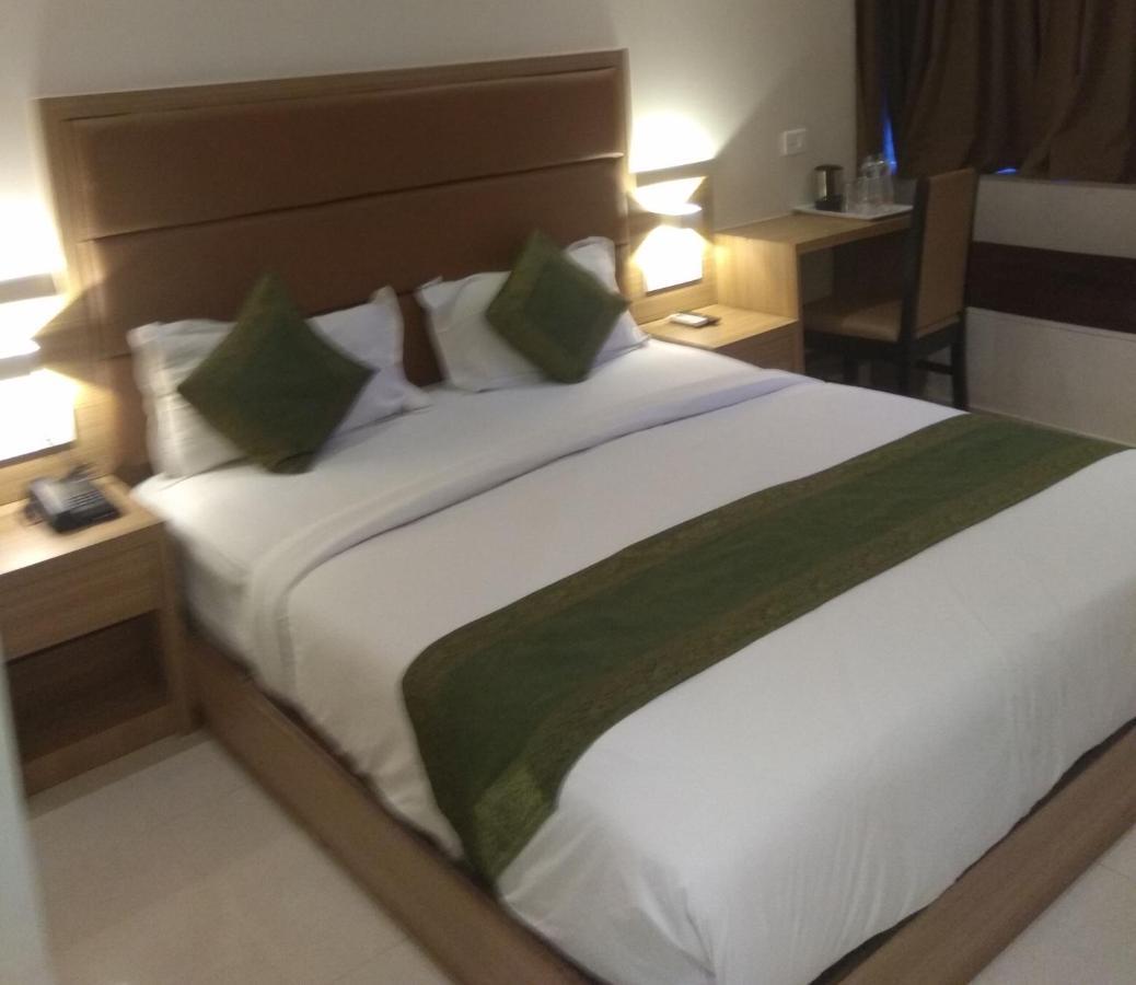 Hotel West Blue By WB Economy, Andheri - W , Mumbai Bagian luar foto