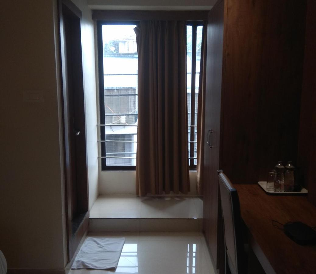 Hotel West Blue By WB Economy, Andheri - W , Mumbai Bagian luar foto