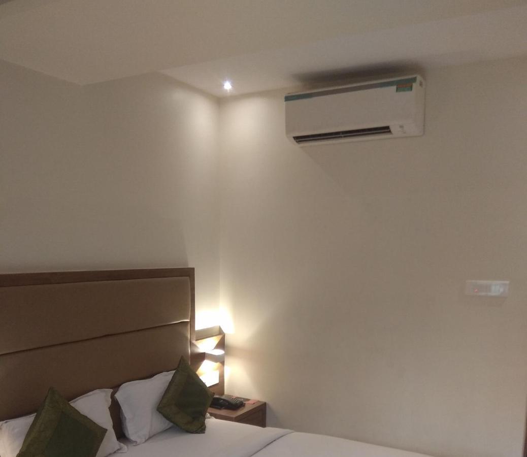 Hotel West Blue By WB Economy, Andheri - W , Mumbai Bagian luar foto