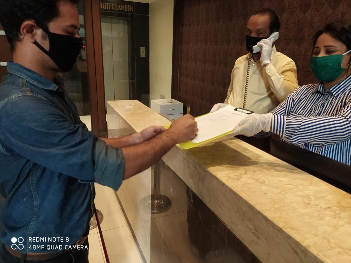 Hotel West Blue By WB Economy, Andheri - W , Mumbai Bagian luar foto