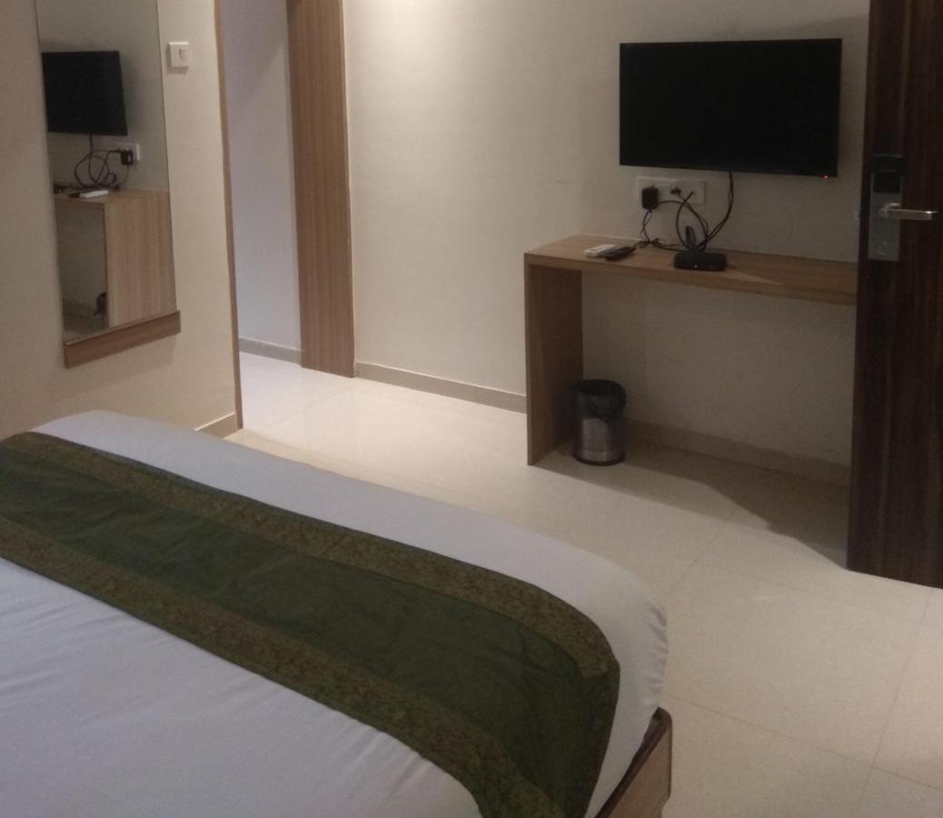 Hotel West Blue By WB Economy, Andheri - W , Mumbai Bagian luar foto