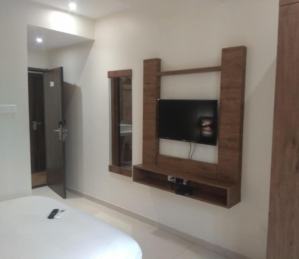 Hotel West Blue By WB Economy, Andheri - W , Mumbai Bagian luar foto