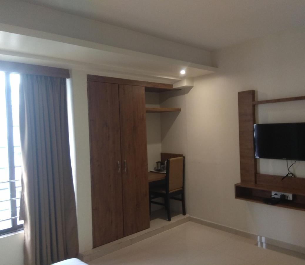 Hotel West Blue By WB Economy, Andheri - W , Mumbai Bagian luar foto