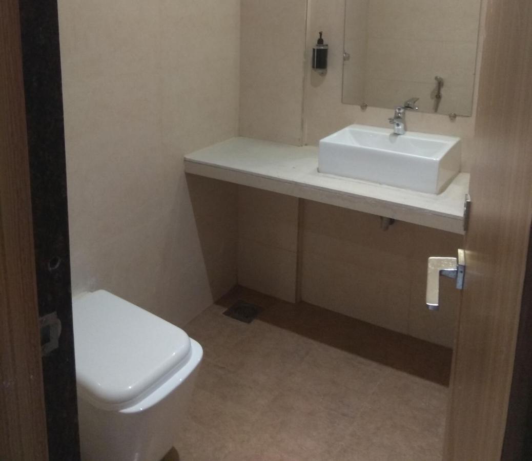 Hotel West Blue By WB Economy, Andheri - W , Mumbai Bagian luar foto