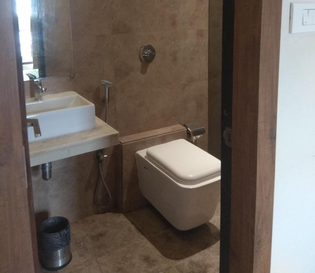 Hotel West Blue By WB Economy, Andheri - W , Mumbai Bagian luar foto