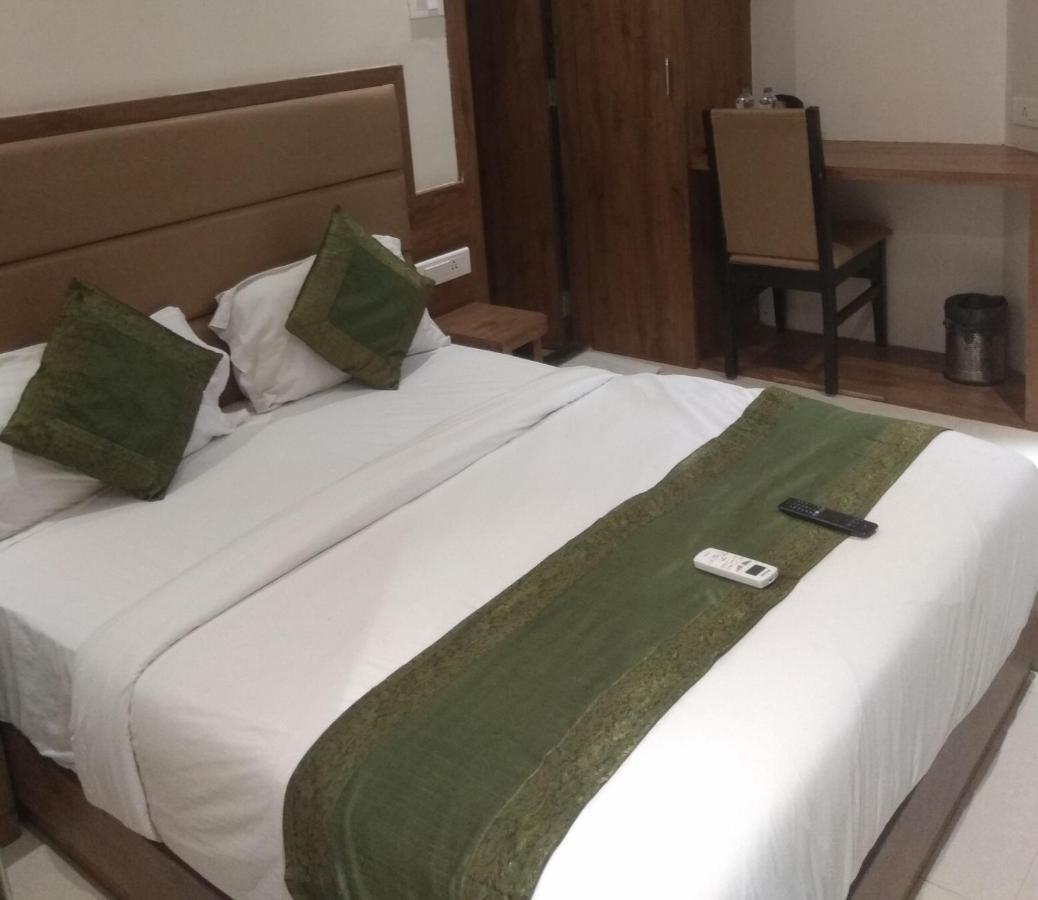 Hotel West Blue By WB Economy, Andheri - W , Mumbai Bagian luar foto