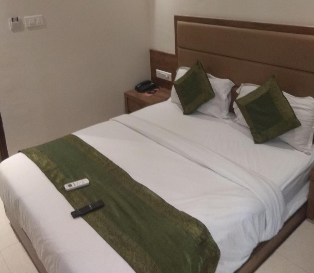 Hotel West Blue By WB Economy, Andheri - W , Mumbai Bagian luar foto