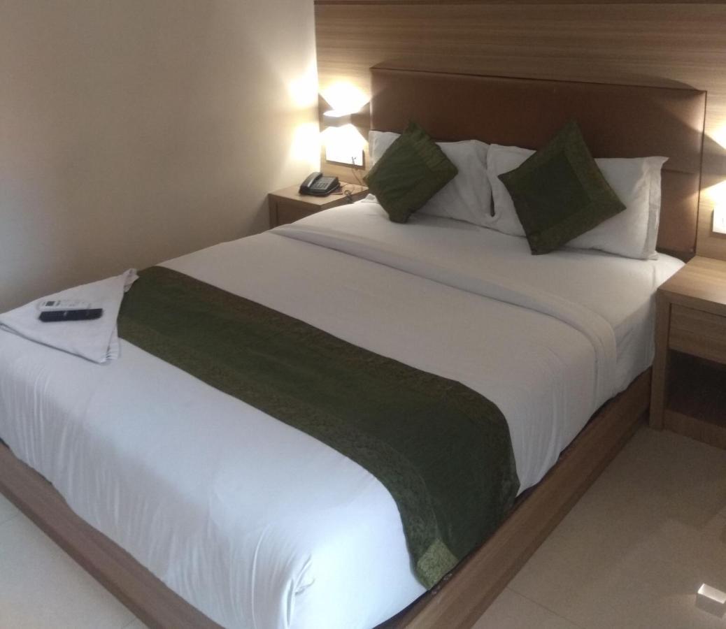 Hotel West Blue By WB Economy, Andheri - W , Mumbai Bagian luar foto