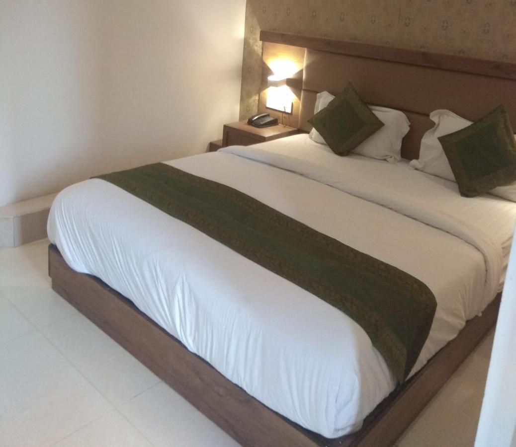 Hotel West Blue By WB Economy, Andheri - W , Mumbai Bagian luar foto