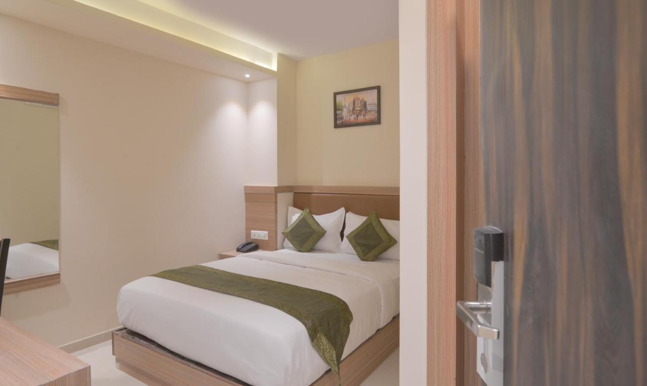 Hotel West Blue By WB Economy, Andheri - W , Mumbai Bagian luar foto