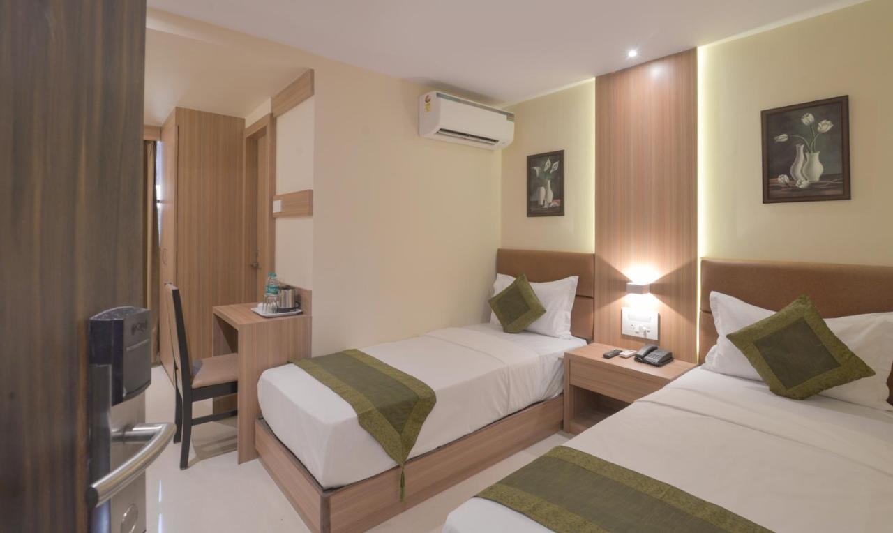 Hotel West Blue By WB Economy, Andheri - W , Mumbai Bagian luar foto