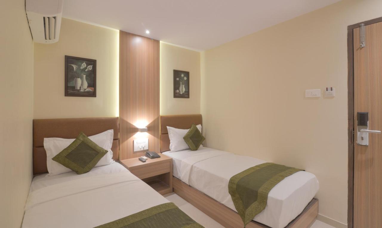 Hotel West Blue By WB Economy, Andheri - W , Mumbai Bagian luar foto