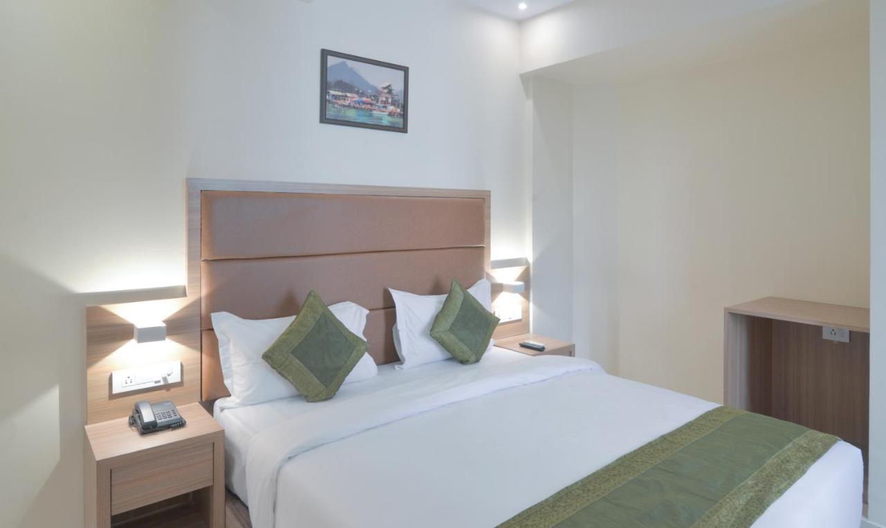 Hotel West Blue By WB Economy, Andheri - W , Mumbai Bagian luar foto