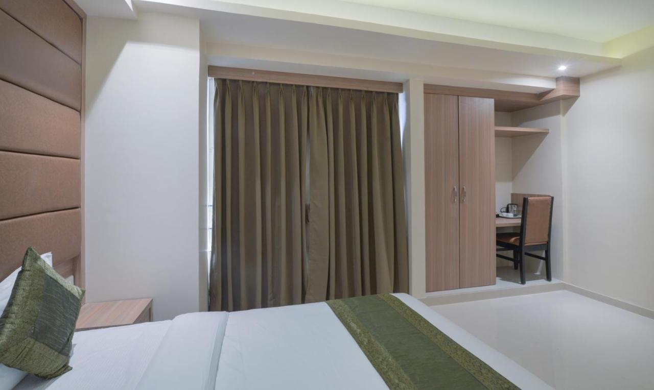Hotel West Blue By WB Economy, Andheri - W , Mumbai Bagian luar foto