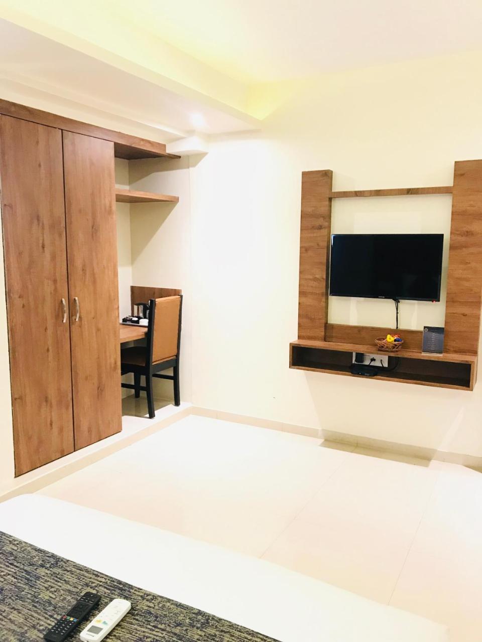Hotel West Blue By WB Economy, Andheri - W , Mumbai Bagian luar foto