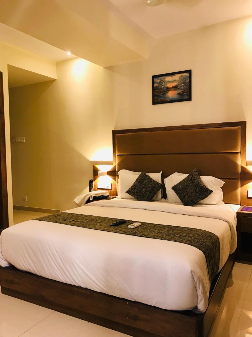 Hotel West Blue By WB Economy, Andheri - W , Mumbai Bagian luar foto
