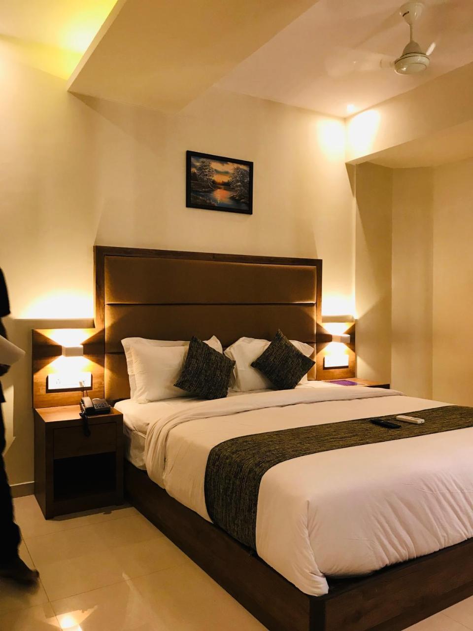 Hotel West Blue By WB Economy, Andheri - W , Mumbai Bagian luar foto