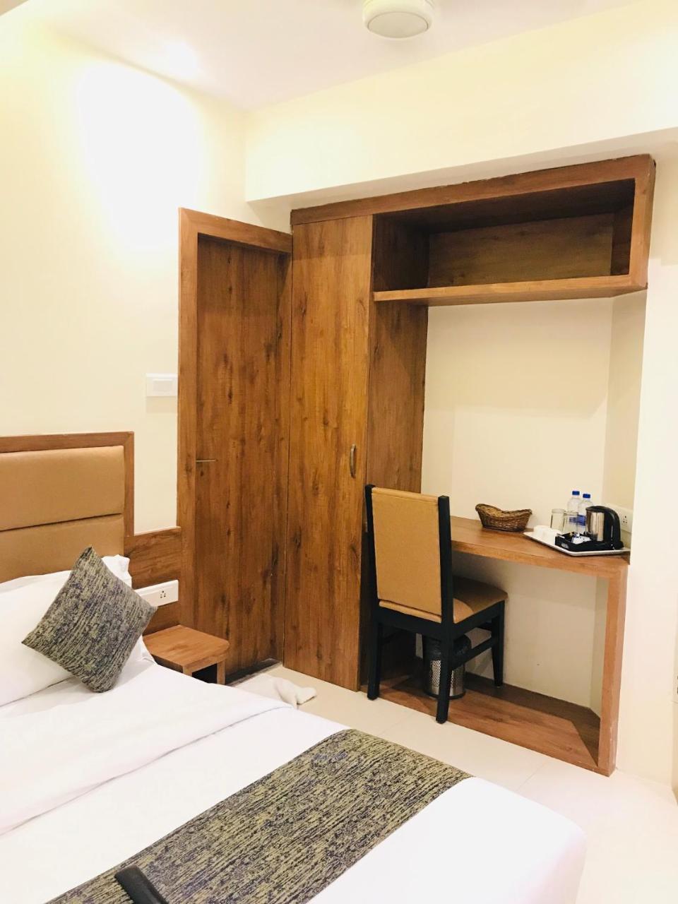 Hotel West Blue By WB Economy, Andheri - W , Mumbai Bagian luar foto