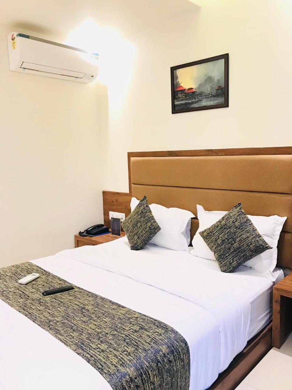 Hotel West Blue By WB Economy, Andheri - W , Mumbai Bagian luar foto