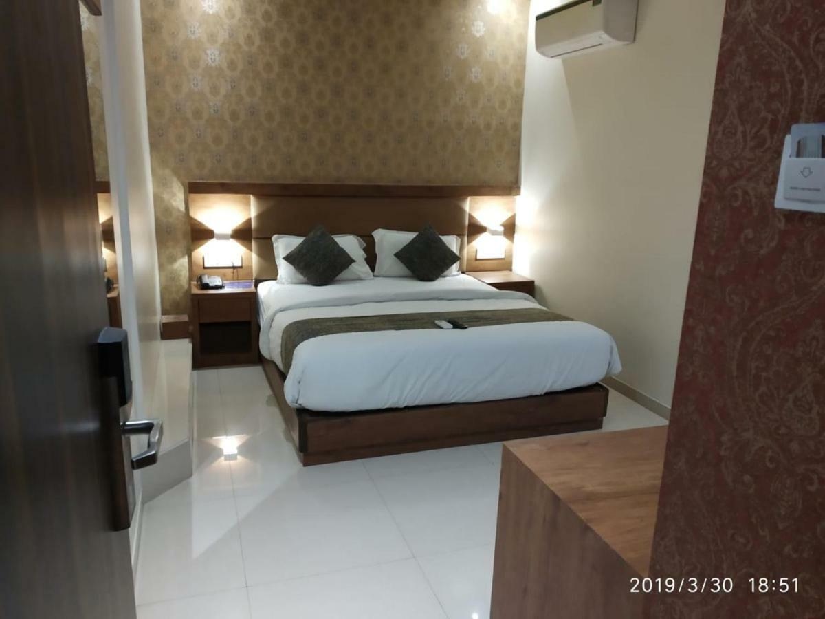 Hotel West Blue By WB Economy, Andheri - W , Mumbai Bagian luar foto
