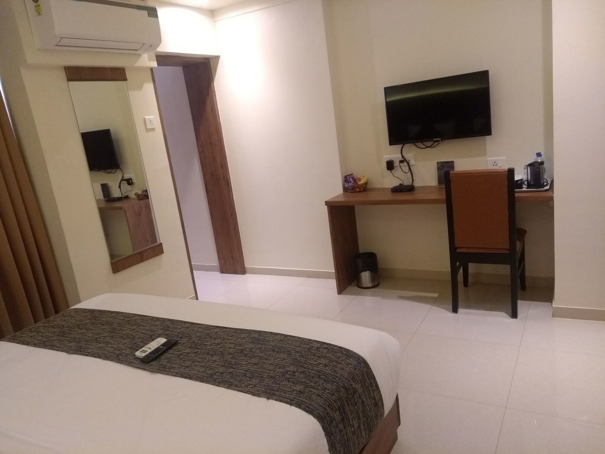 Hotel West Blue By WB Economy, Andheri - W , Mumbai Bagian luar foto